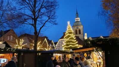 Weihnachtsmarkt
Abend klingt auf dem Weihnachtsmarkt aus.
Schlüsselwörter: Weihnachtsmarkt